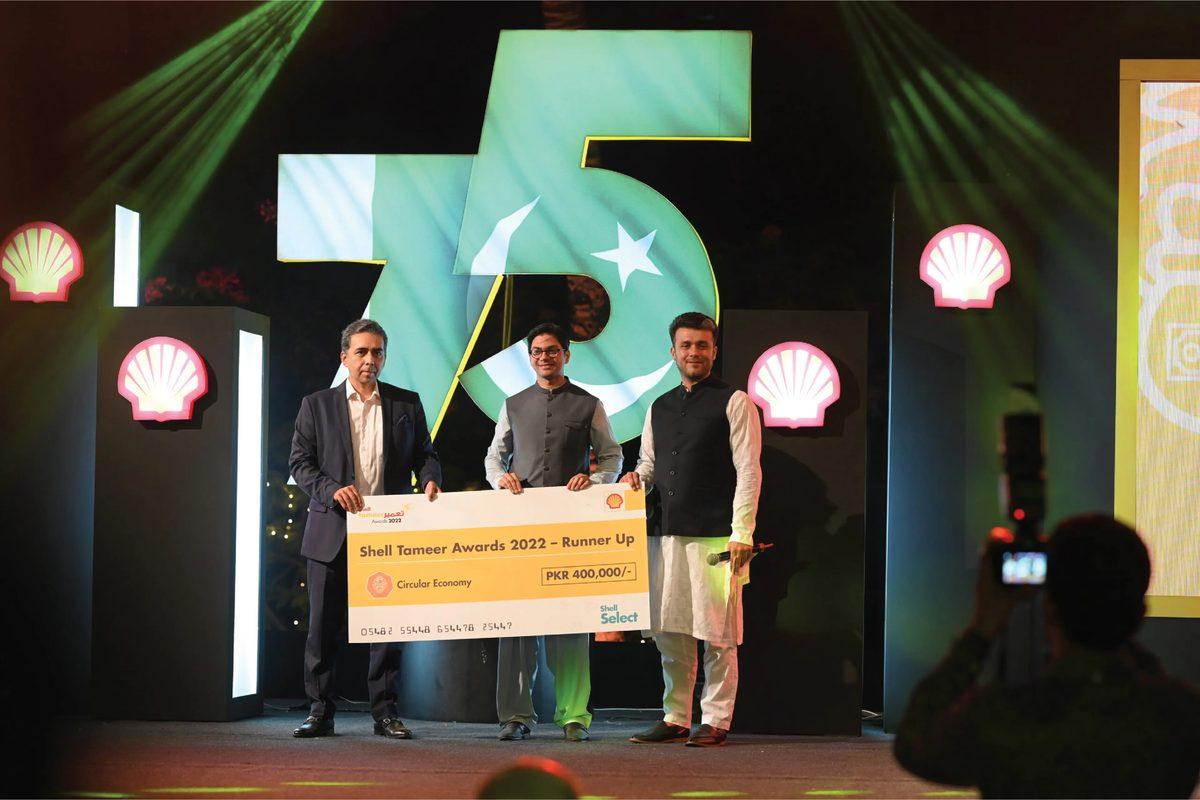 Davaam receiving the Shell Tameer Award